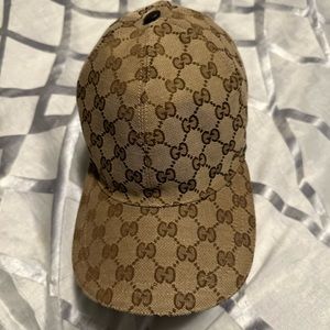 Gucci hat authentic 💯Medium size..baseball cap